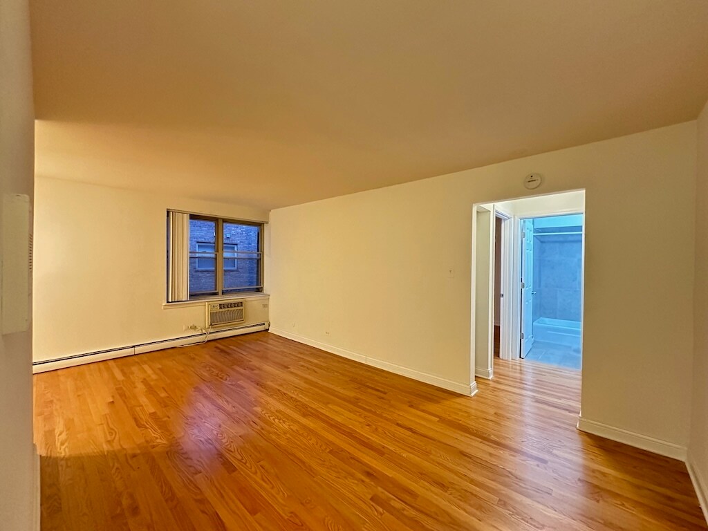 Building Photo - 3732 N Pine Grove Ave