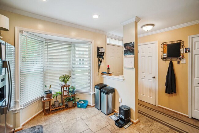 Building Photo - Wonderful 2BR/3.5BA townhouse located in B...