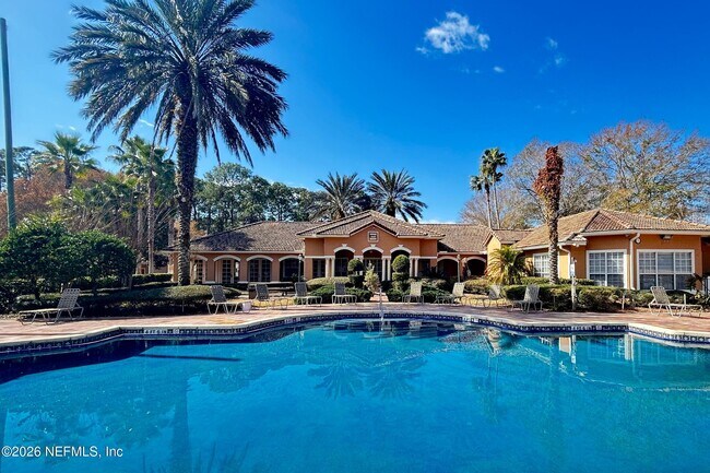 Building Photo - 610 Fairway Dr