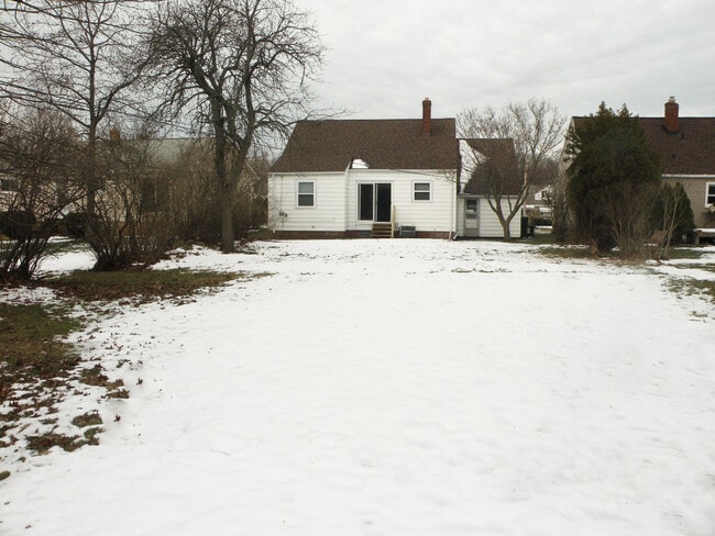 Building Photo - 3 Bed - 2 Full Bath Cape Cod for Rent in Euclid!