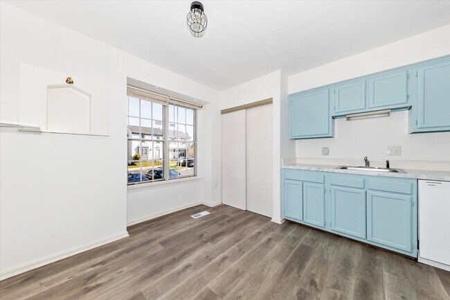 Building Photo - Churchill Town Rental