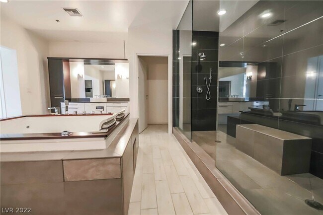 Building Photo - 900 S Las Vegas Blvd