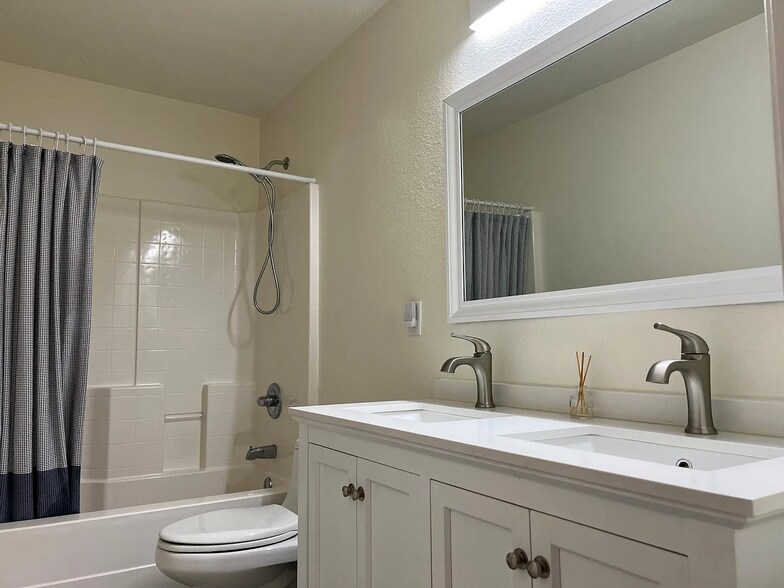 Building Photo - 2830 Surfside Blvd