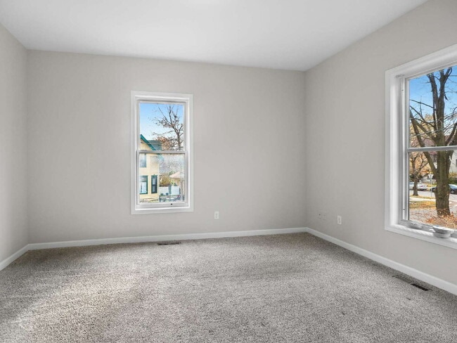 Building Photo - 3 bed duplex in Powderhorn Available now!