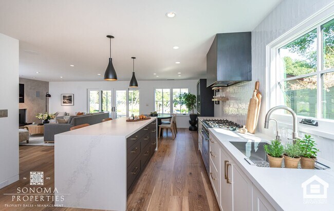 Building Photo - 3 Bedroom Exquisitely Furnished Home