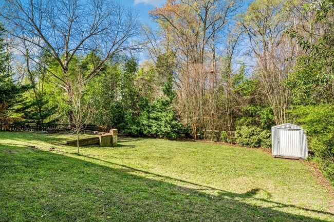 Building Photo - Beautiful apartment less than 1 mile from Brightleaf Square! Utilities Included!