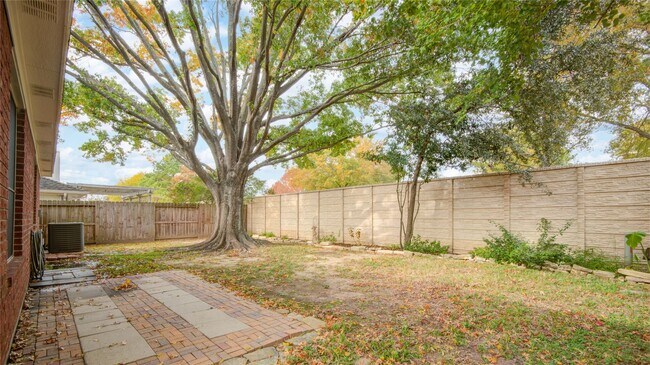 Building Photo - 18422 Auburn Woods Dr