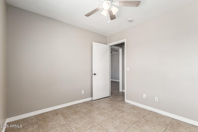 Building Photo - 913 W Juanita Ave