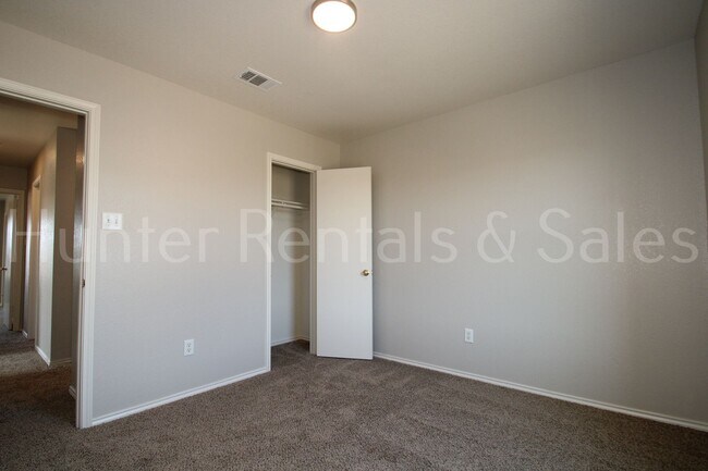 Building Photo - Spacious!