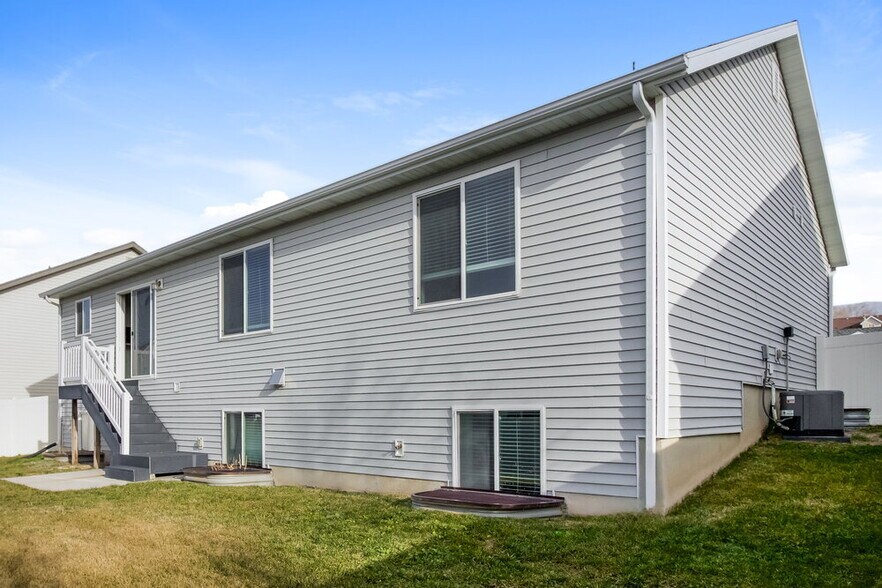 Building Photo - 4621 S W Pk Dr