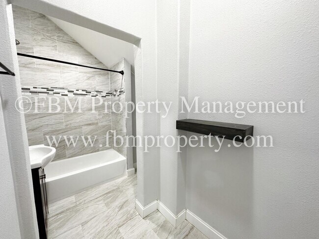 Building Photo - 518 N 26th St