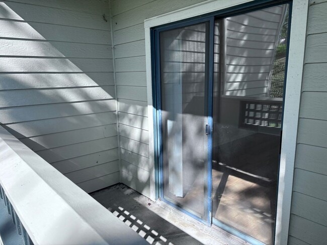 Building Photo - $1900.00-Remodeled 2 Bed 2 Bath, Condo in Glen Cove,(Vallejo) - Downstairs Unit