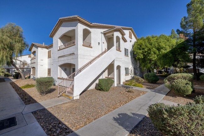 Building Photo - Gated 2 Bedroom 2 Bath Condo on the Second Floor