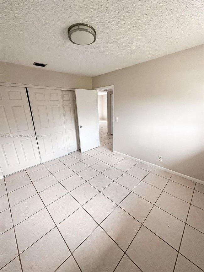 Building Photo - 3962 Park Ln