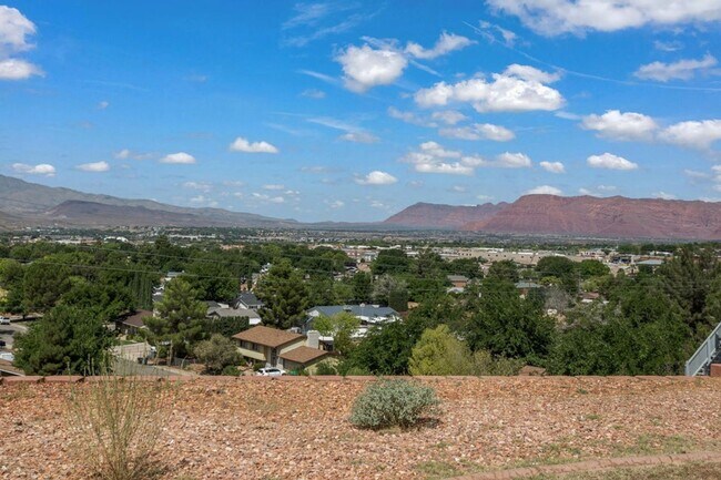 Building Photo - 3 Bedroom Home With Valley Views In St. George