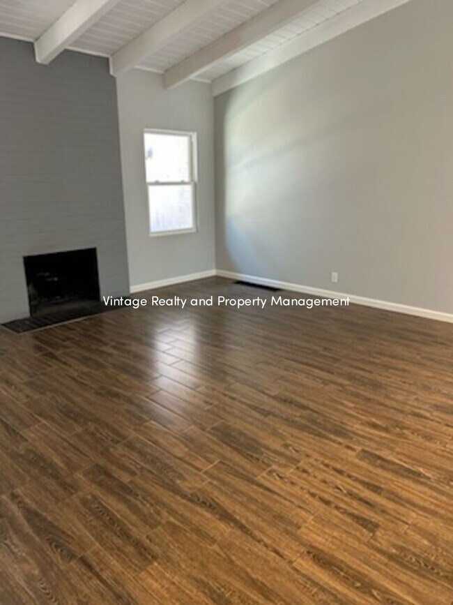 Building Photo - This Updated 2 Bedroom Duplex Is Ready to ...