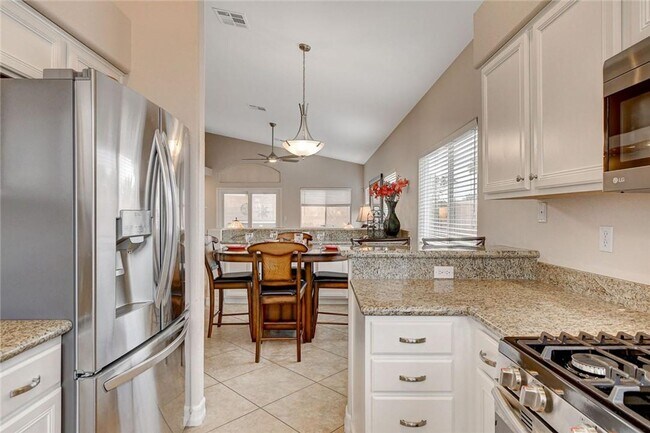 Building Photo - IMMACULATE FURNISHED 3BEDROOM GREEN VALLEY BEAUTY!