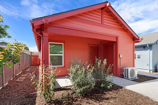 Building Photo - Beautifully Built 2/1 in North Oak Park Close to UC Davis + McGeorge Law School!