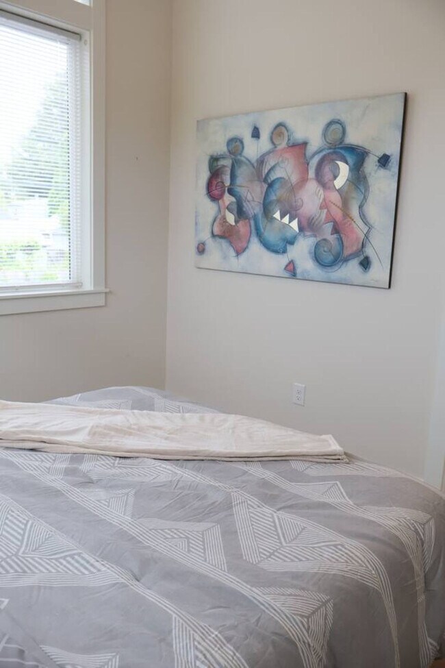 Building Photo - 204 E 35th St