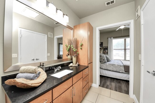 Building Photo - 5455 Richmond Ave.