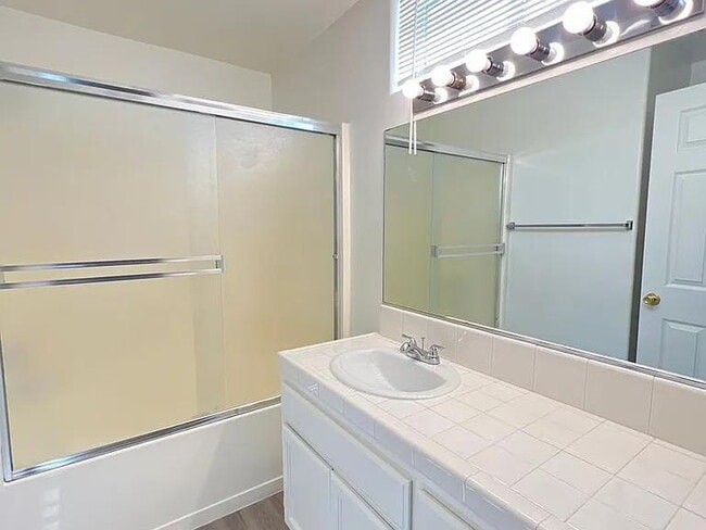 Building Photo - Come check out this beautiful 3 bedroom 2 bath home