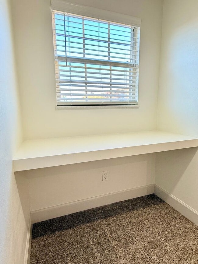 Building Photo - Quiet & Cute! Remodeled 1 Bed, 1 Bath Near...
