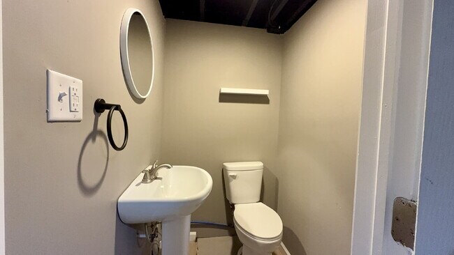 Building Photo - Beautifully remodeled 3 bedroom, 1.5 bath home.