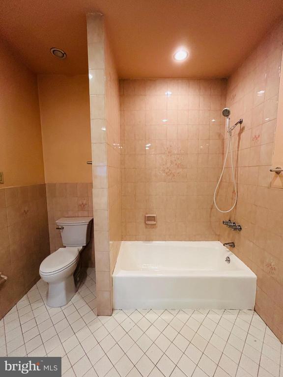 Building Photo - 1507 W Shunk St