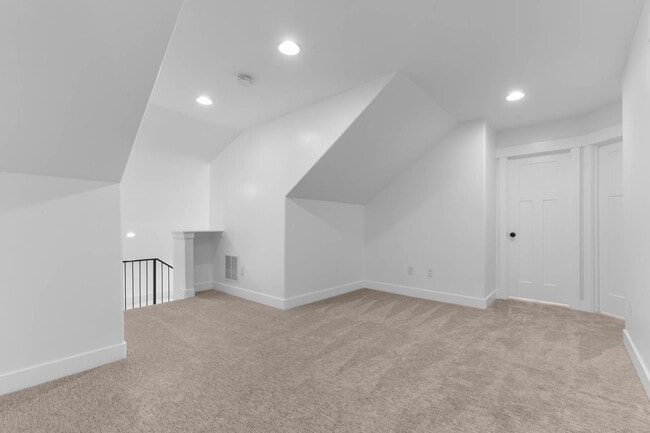 Building Photo - 196 E Water Ln