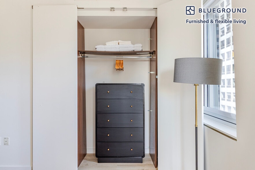 Building Photo - 70 W 45th St