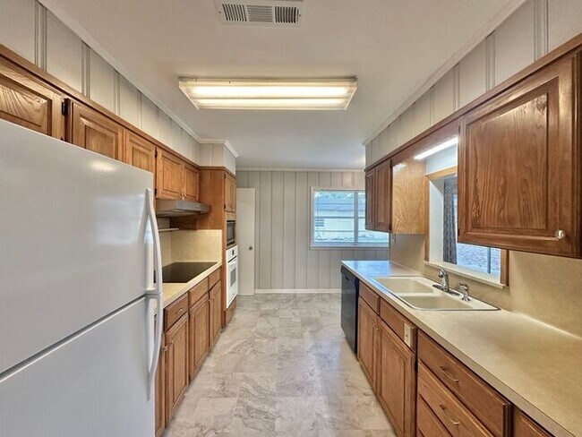 Building Photo - Spacious 3-Bed, 2-Bath Home with Large Sho...