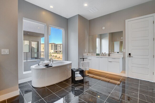 Building Photo - Mesa Ridge Luxury Oasis Feathertop