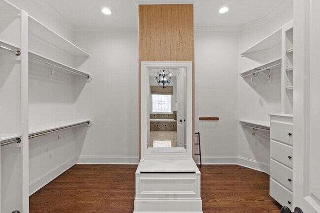 Building Photo - 2019 Overhill Dr