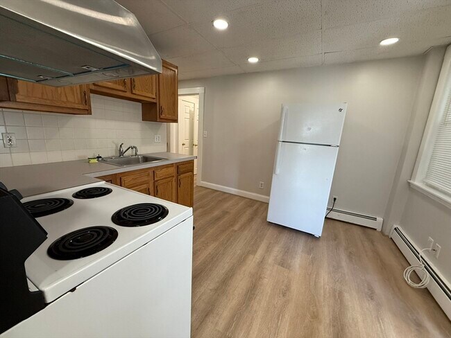 Building Photo - 63 Holten St