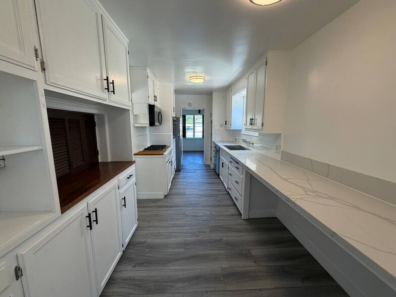 Building Photo - 13422 Oxnard St