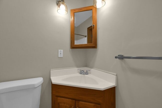 Building Photo - Stylishly Renovated 4 Bed, 2 Bath Single-F...