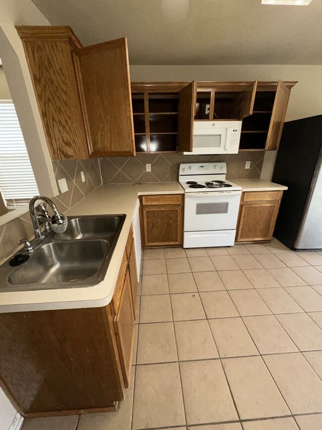 Building Photo - AVAILABLE NOW!!!