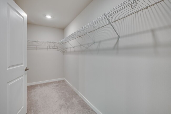 Building Photo - 5 Bed PLUS Bonus Space with hot tub in Mar...