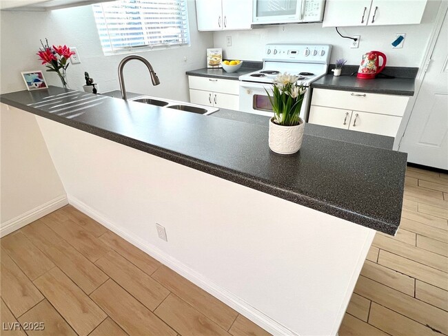 Building Photo - 428 S Beaumont St