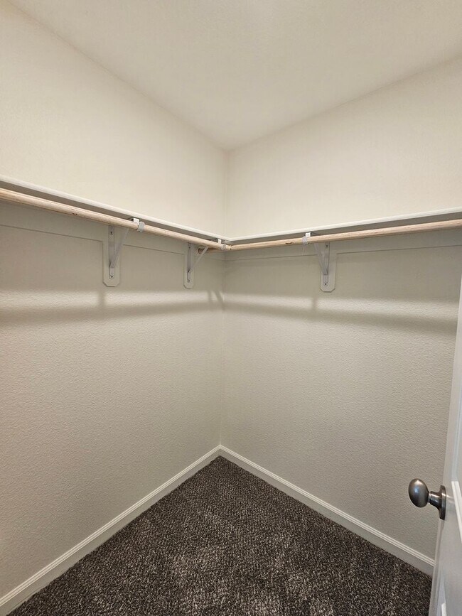 Building Photo - 322 Double Spring Dr