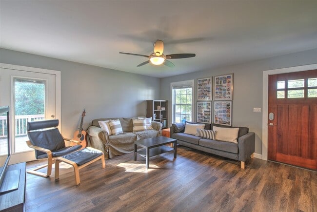 Building Photo - 3 Bed, 2 Bath Home Near Downtown Greenvill...