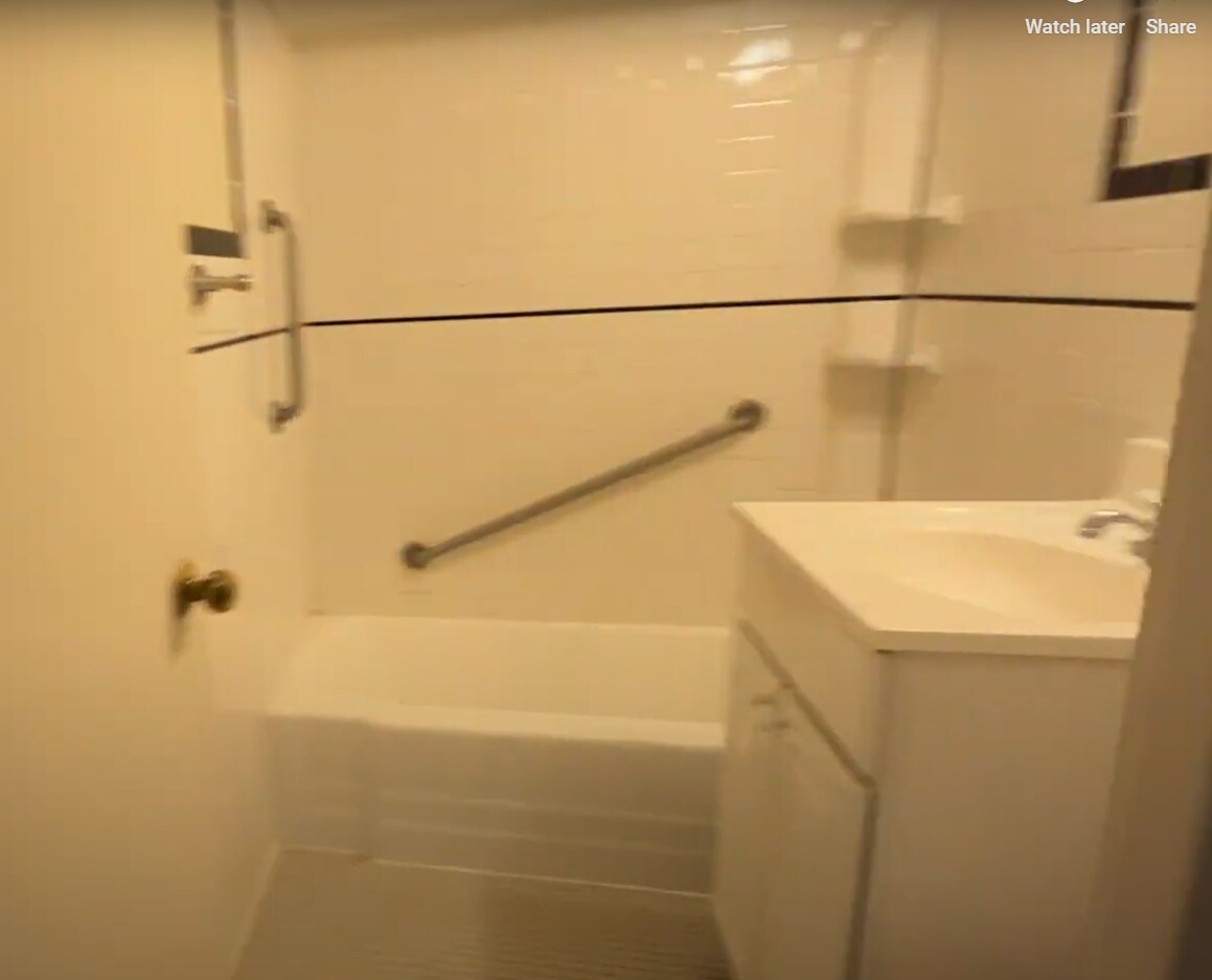 Building Photo - 80 Monmouth St