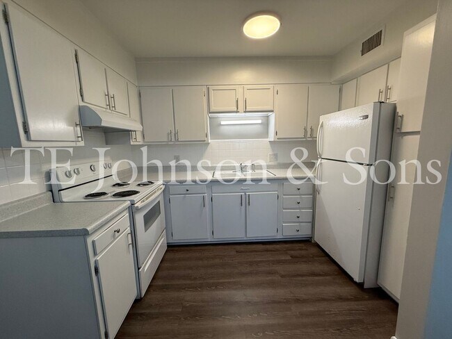 Building Photo - 2 Bedroom Salem View Apartment!