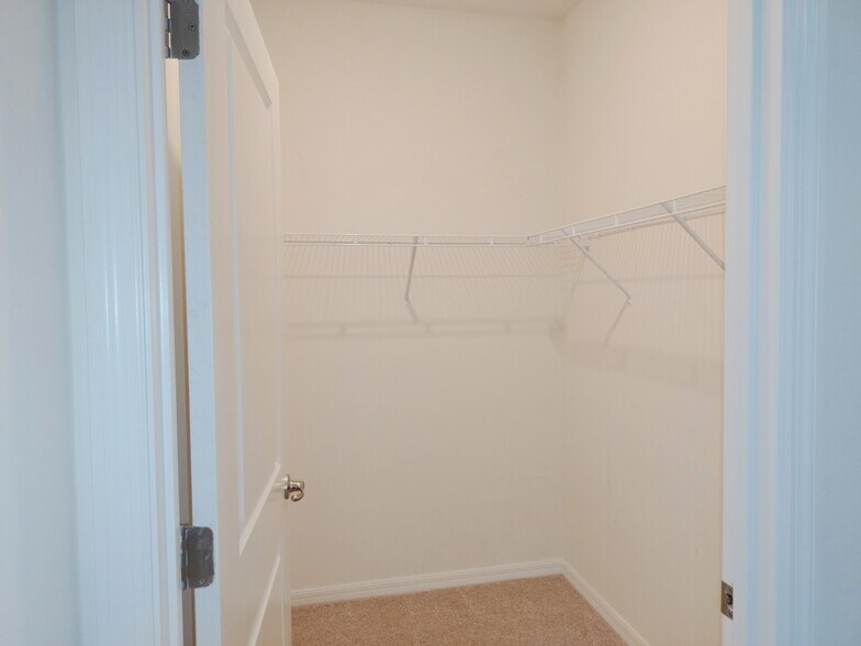 Building Photo - 5240 Sunshine Dr