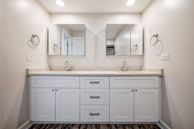 Building Photo - Gorgeous & Spacious Lincolshire Townhouse ...