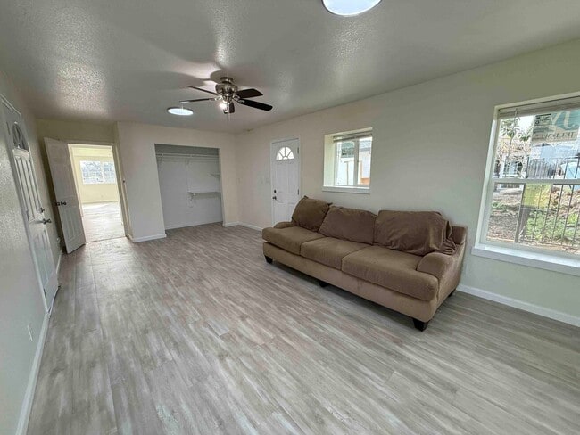 Building Photo - 2/3 Bedroom in Orangevale