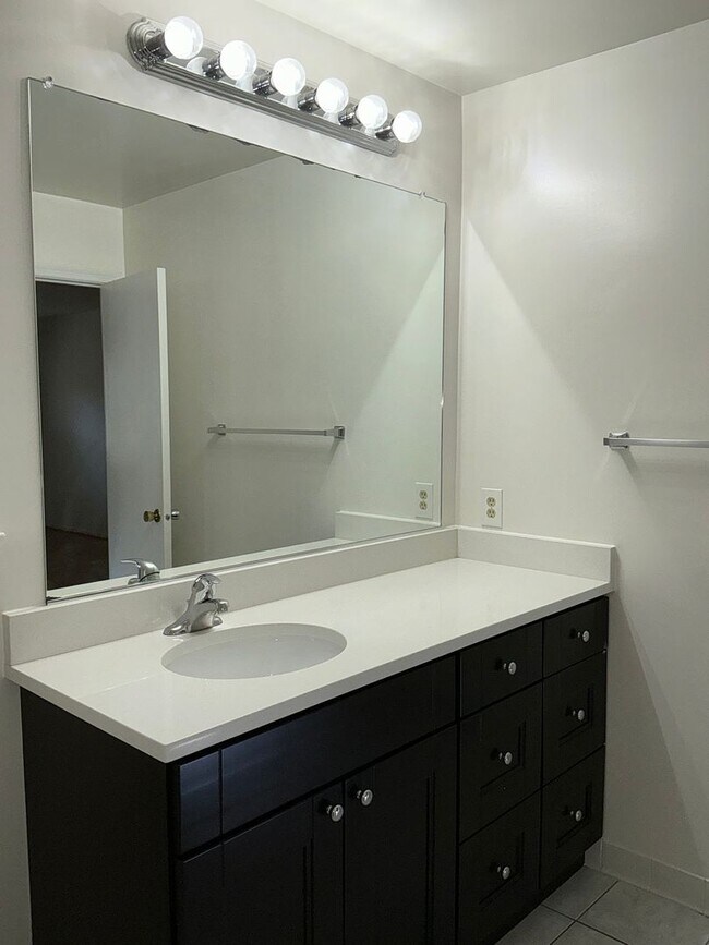 Building Photo - Very well maintained 4BR 2.5BA Colonial mo...