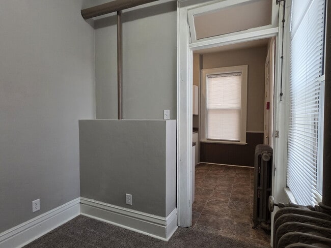 Building Photo - Updated 4-Bedroom Apartment in Oshkosh - 136 High Ave, Oshkosh, WI 54901