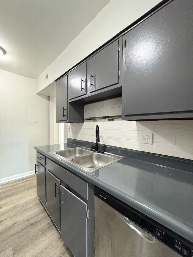 Building Photo - Remington On Rockville Living