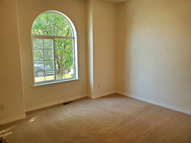 Building Photo - 3bedroom, 2 bathroom with garage